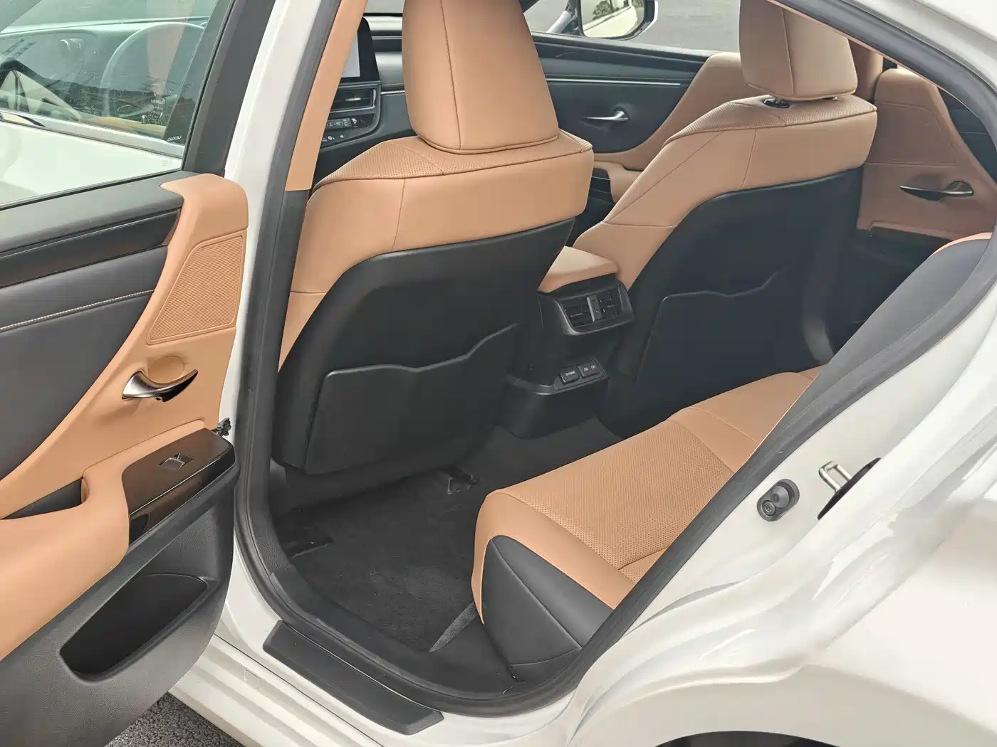 Lexus ES 2023 200 Excellence Edition фото 5