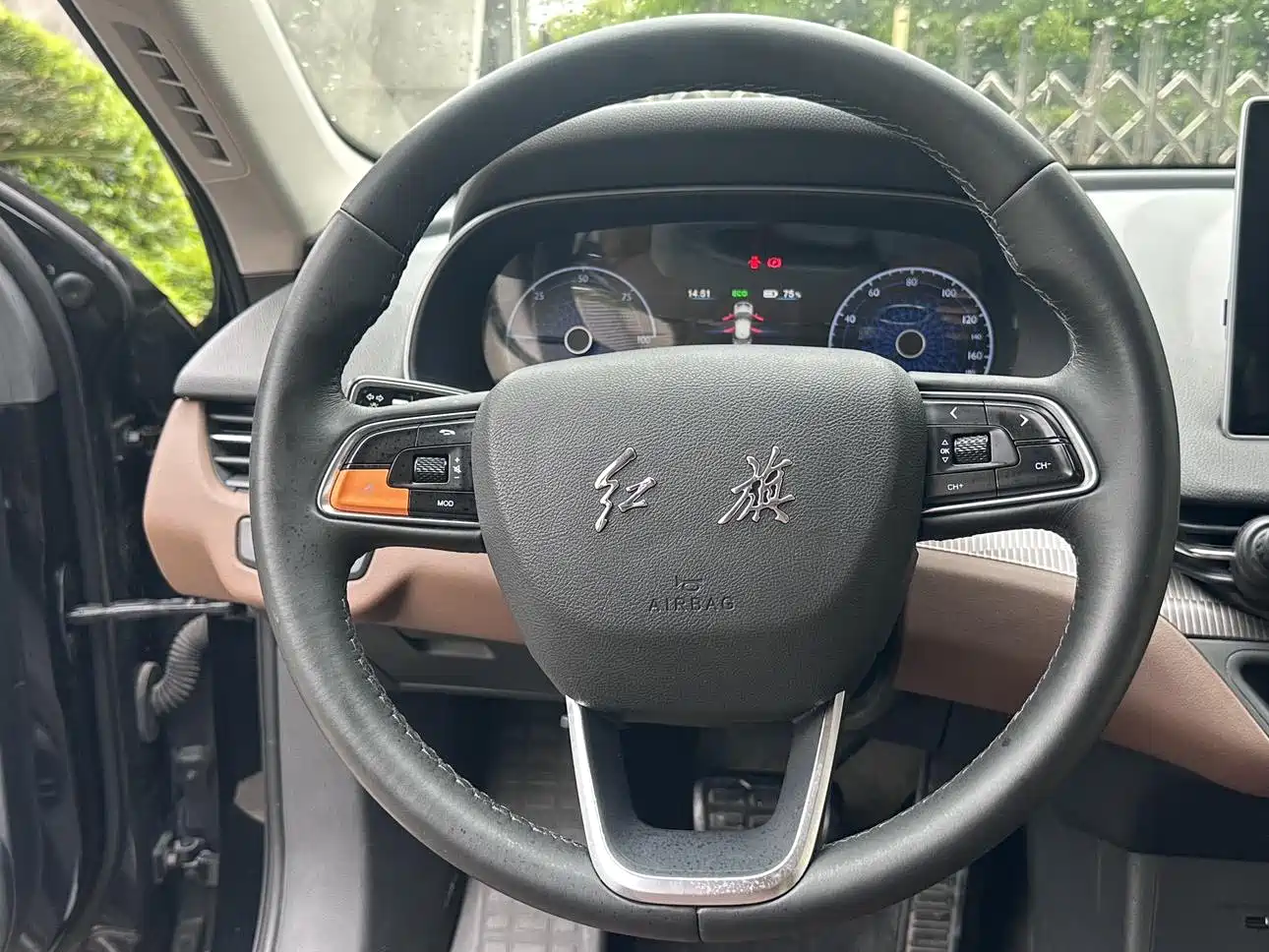 Photo 3 - Hongqi E-QM5