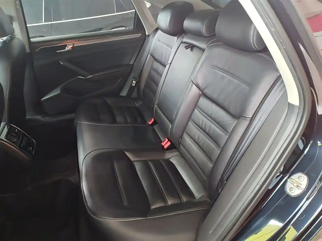Volkswagen Passat 2017 330TSI DSG Luxury фото 17
