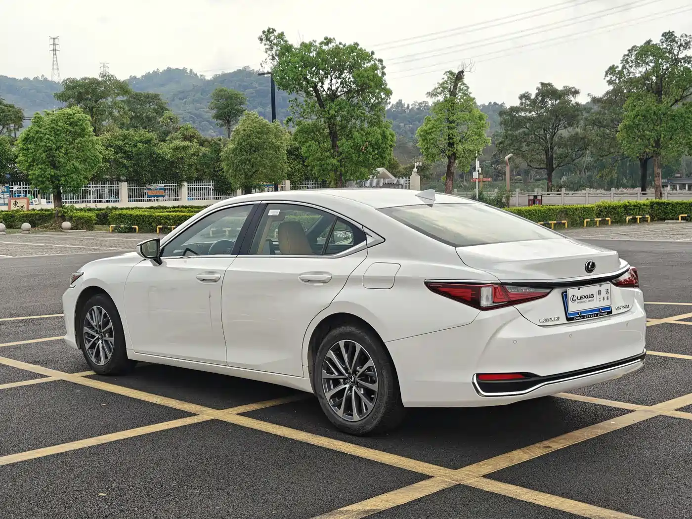 Lexus ES 2023 200 Excellence Edition фото 7