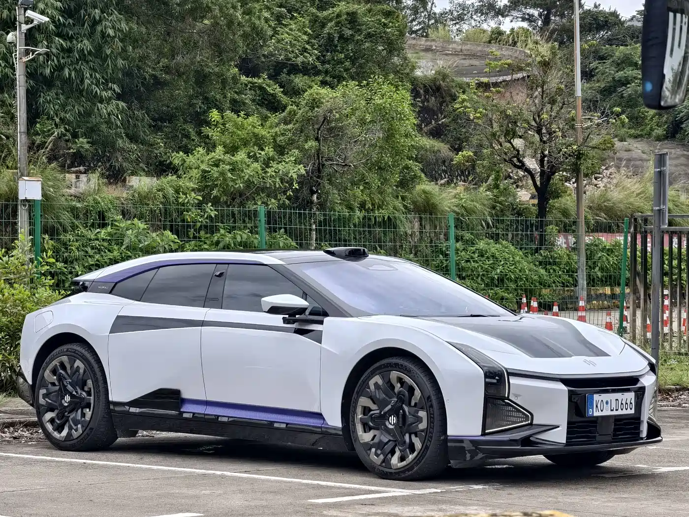 HiPhi Z 2023 5-Seater фото 3
