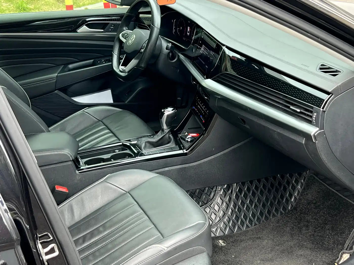 Volkswagen Passat 2022 330TSI Starlight Elite Edition фото 9