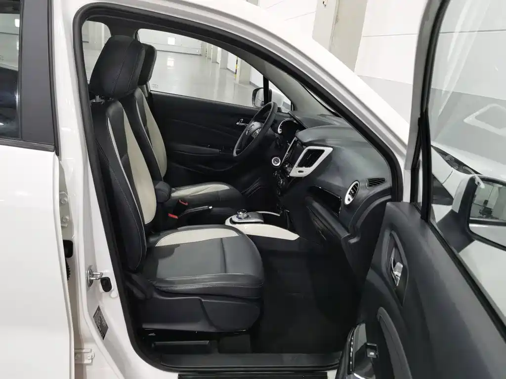 Фото 23 - Changan CS15EV