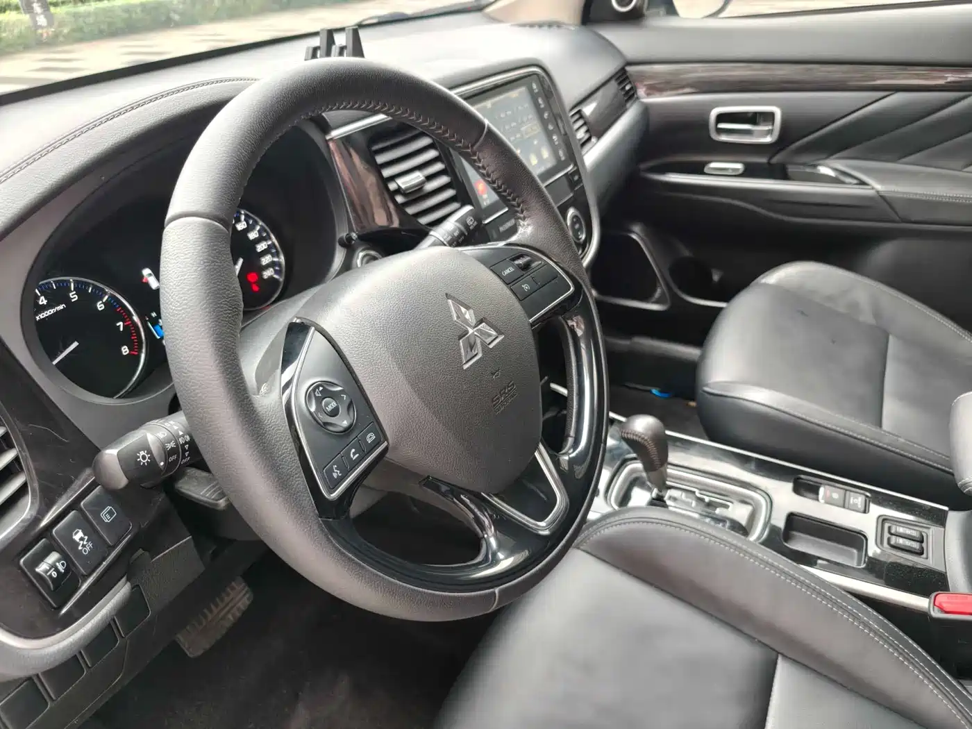 MITSUBISHI OUTLANDER