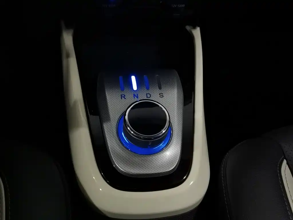 Фото 13 - Changan CS15EV