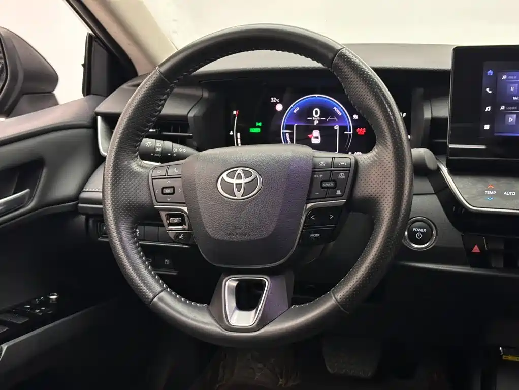 Фото 12 - Toyota Camry