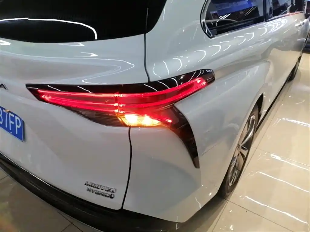 Toyota Sienna 2023 2.5L Hybrid Premium Edition фото 8