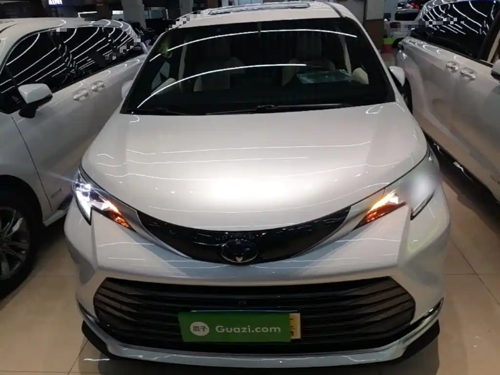 Toyota Sienna 2023 2.5L Hybrid Premium Edition фото 3