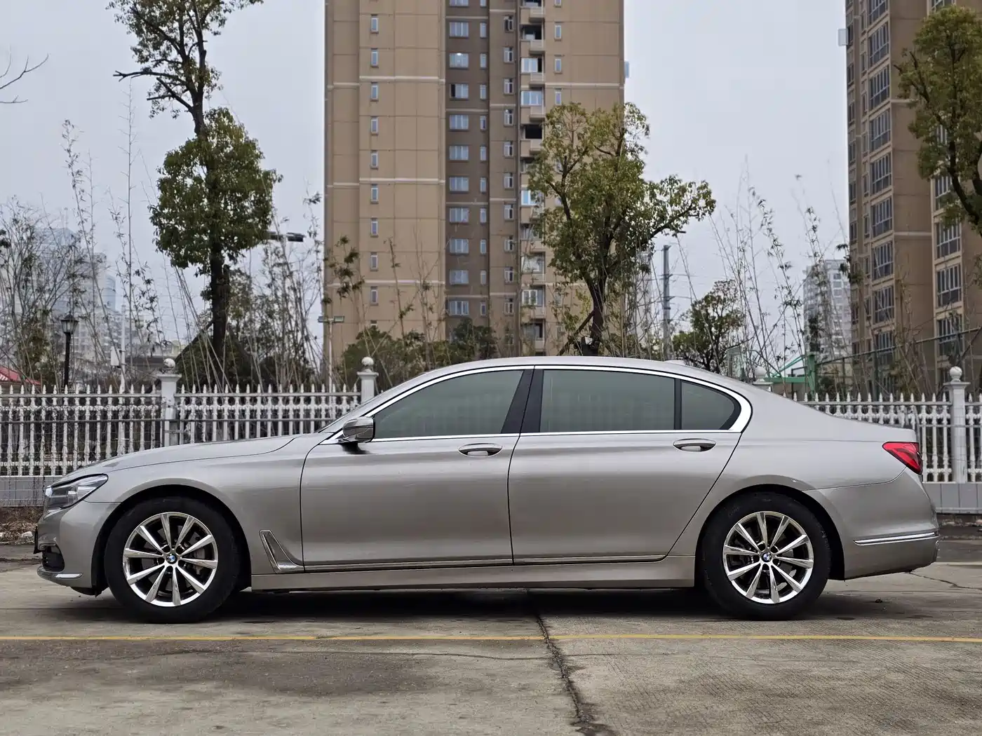 BMW 7 Series 2016 730Li Leading фото 4