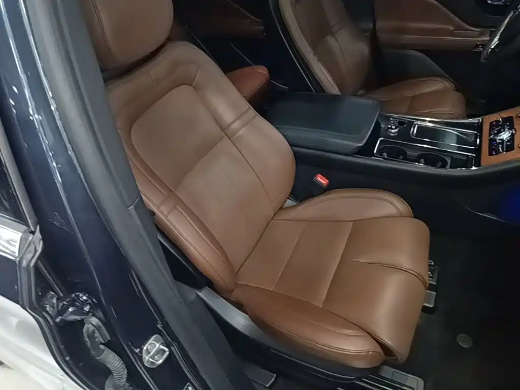 Фото 24 - Lincoln Aviator