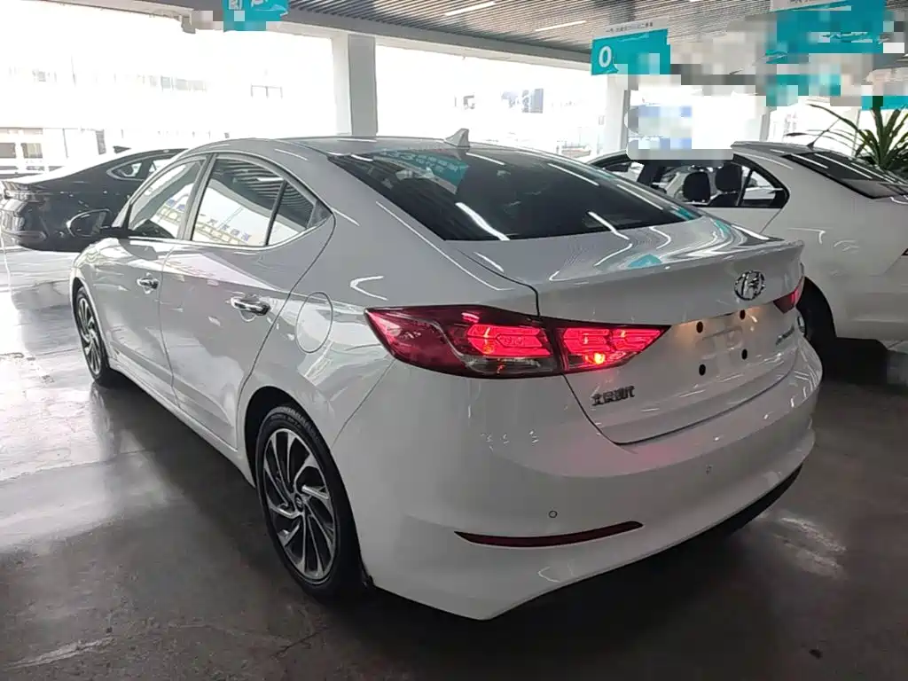Photo 23 - Hyundai Elantra