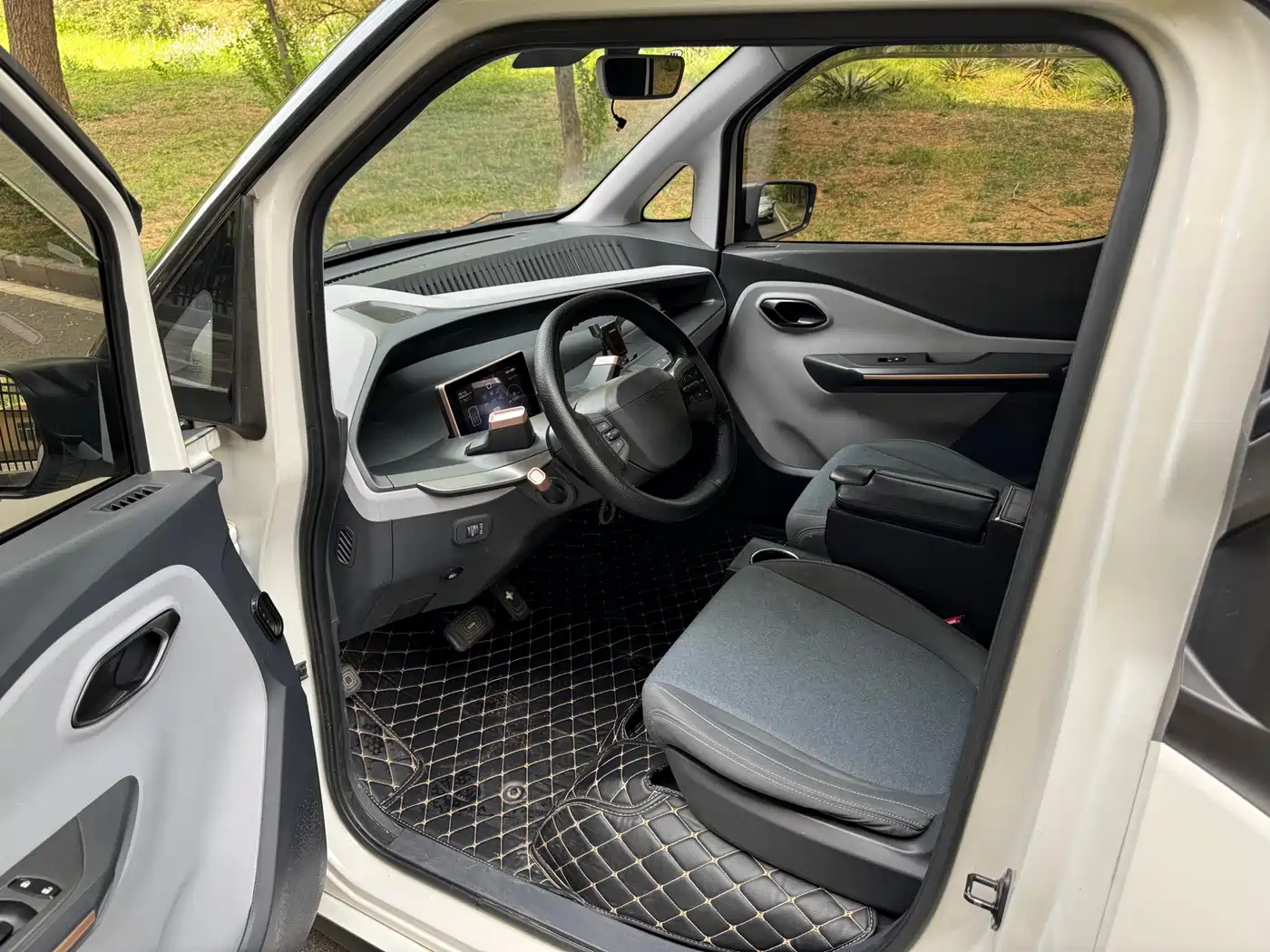 BAOJUN E200