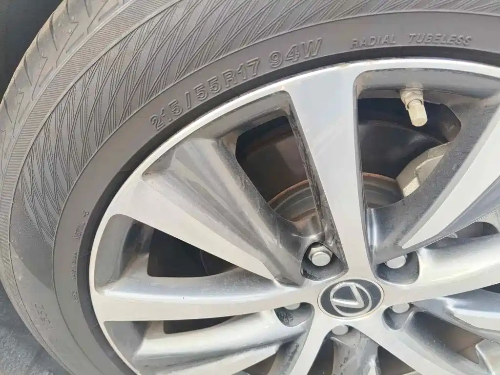 Photo 7 - Lexus ES