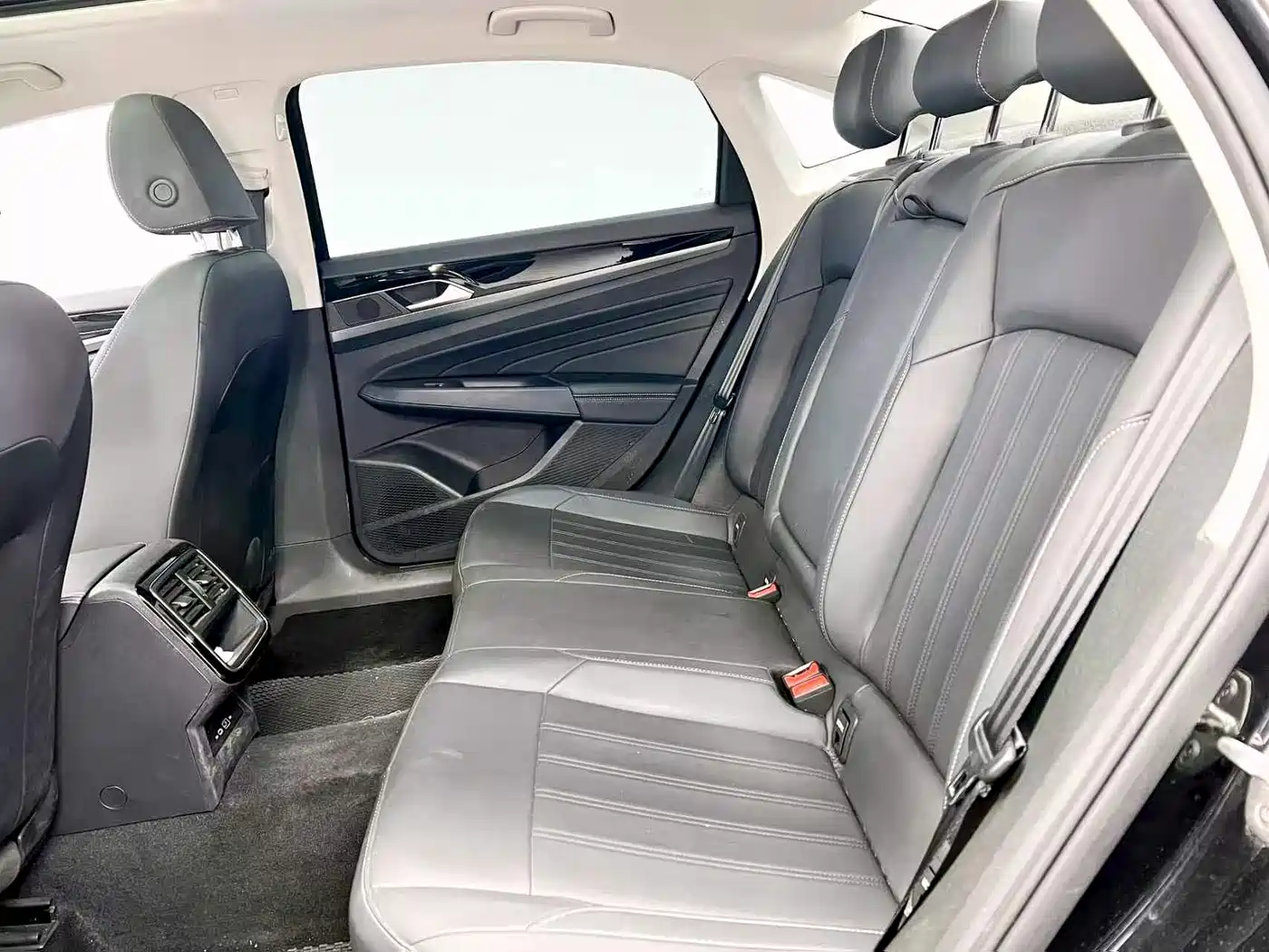 Volkswagen Passat 2024 280TSI Elite Edition фото 14