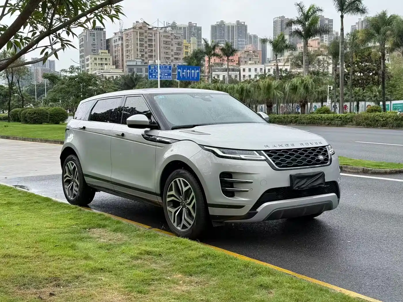Land Rover Range Rover Evoque 2023 Range Rover Evoque L 249PS Luxury Edition фото 3