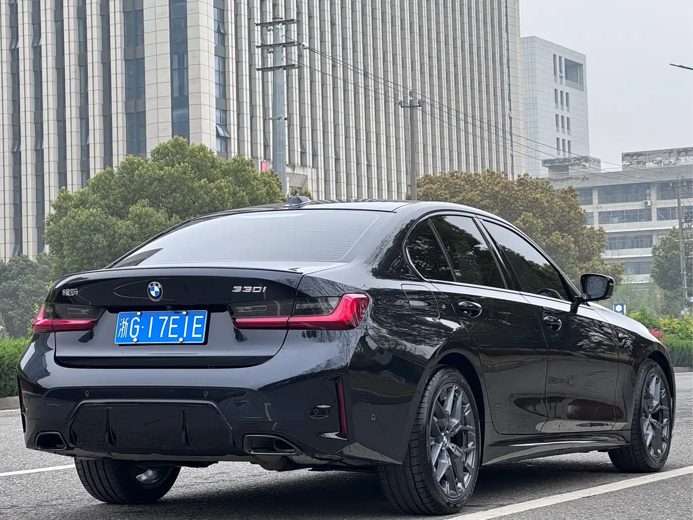 BMW 3 Series 2025 330i M Sport Night Edition фото 6