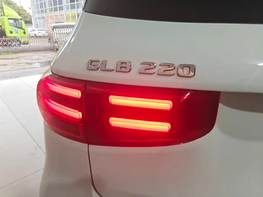 MERCEDES-BENZ GLB