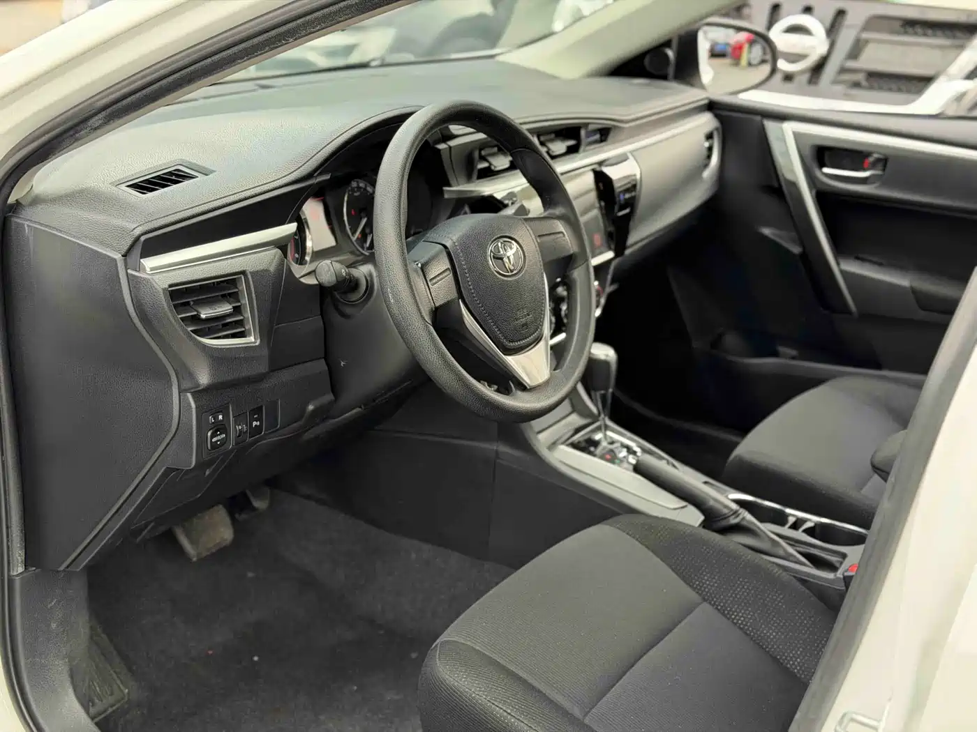 Toyota Corolla 2014 1.6L CVT GL-i фото 4