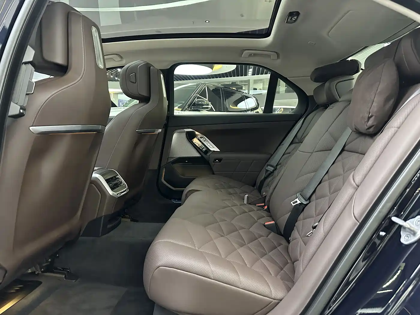 BMW 7 Series 2023 Model 735Li Luxury Package фото 11