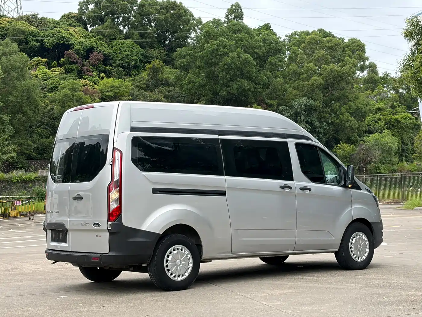 Ford Transit 2020 2019 2.0T Diesel Multi-Purpose Commercial Vehicle Medium Wheelbase Medium Roof 6-Seater China VI