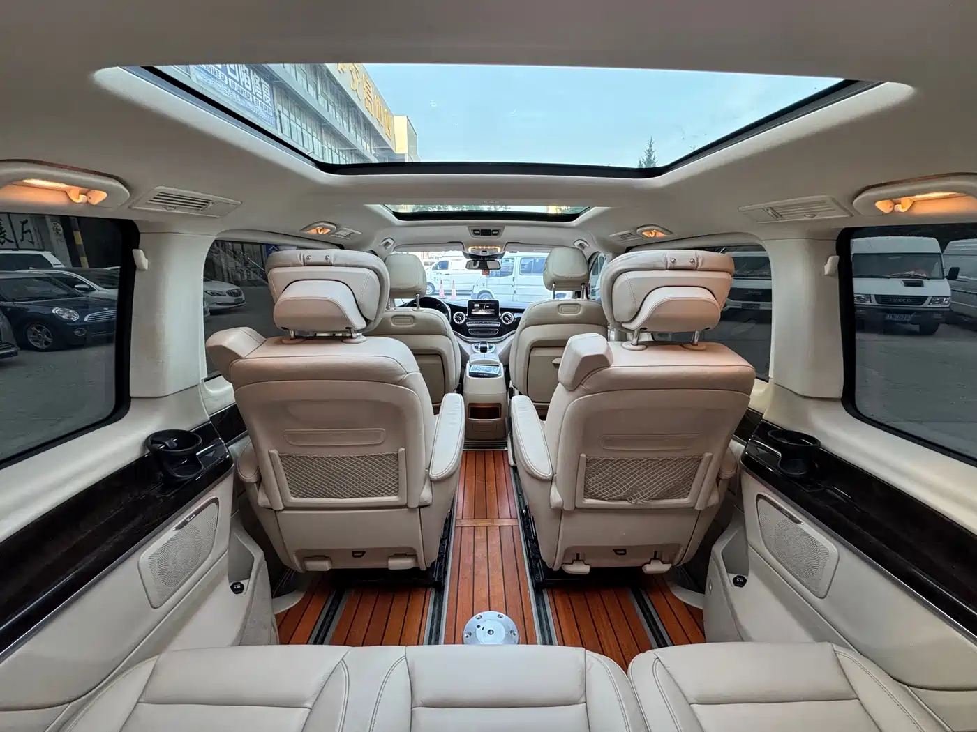Mercedes-Benz V-Class 2017 Model V 260 Premium Edition фото 20