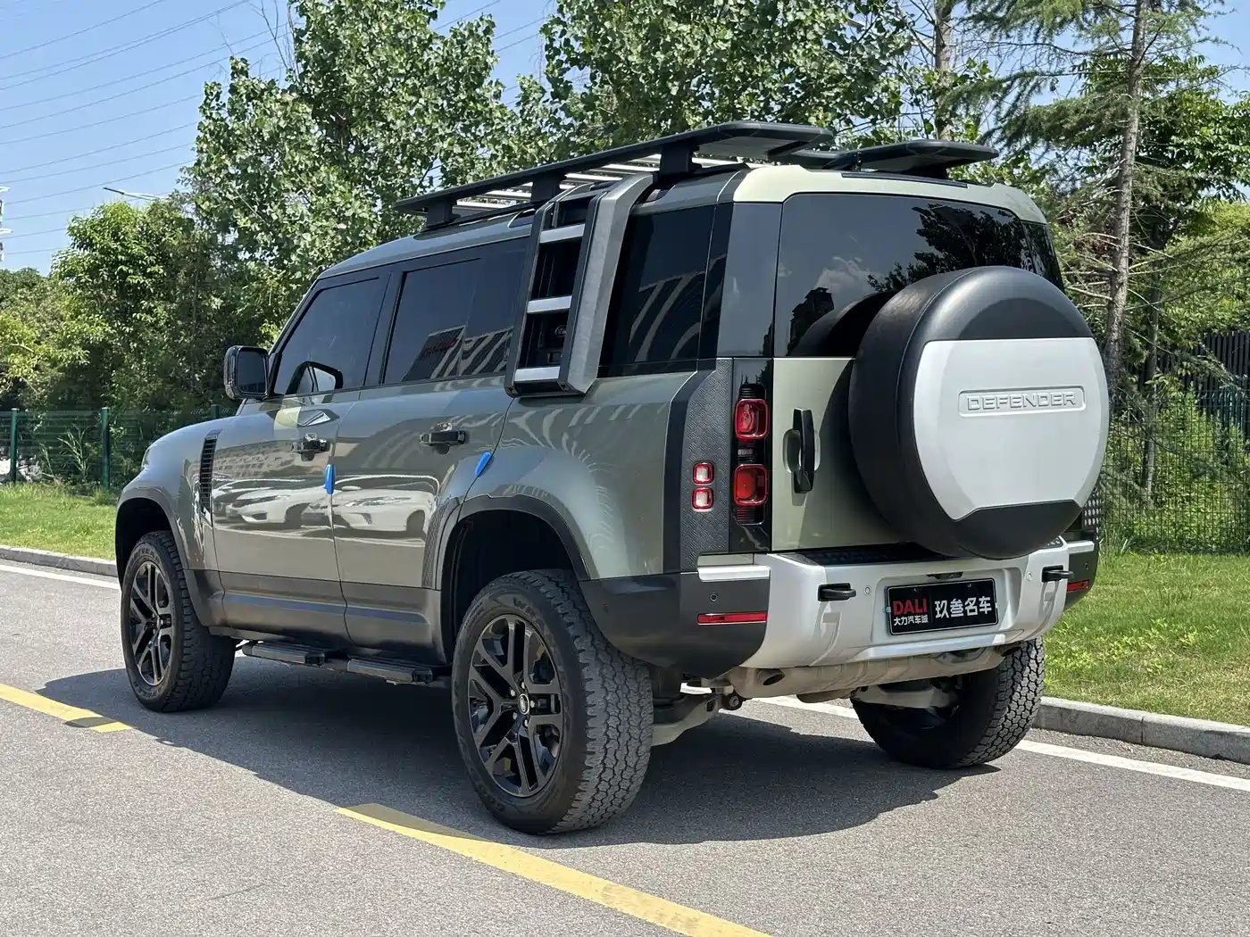 Land Rover Defender 2021 110 P400 Dark Special Edition фото 5