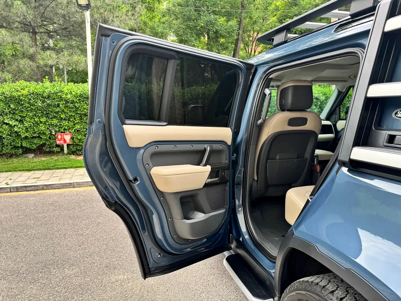 Land Rover Defender 2021 110 P400 Dark Special Edition фото 15