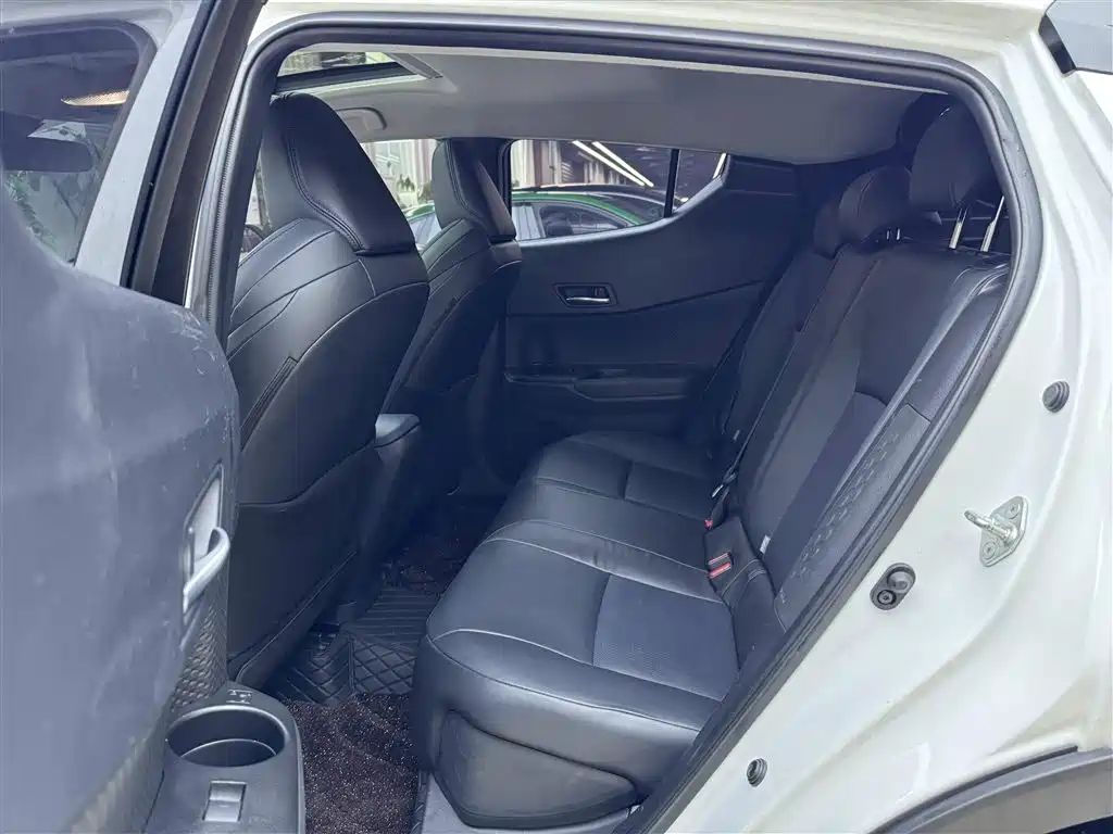 Toyota C-HR 2021 2.0L Luxury Edition фото 10