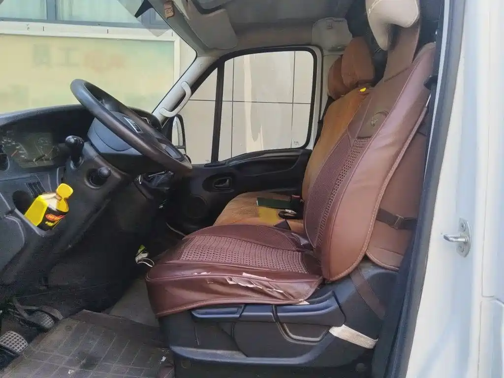 Iveco Daily 2021 2020 2.3T Manual Yunrui Manual Door Short Wheelbase Low Roof Low Power F1A