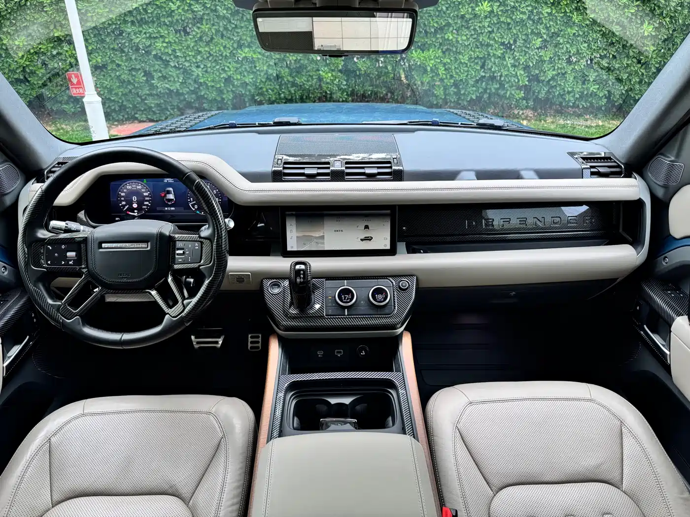 Land Rover Defender 2021 110 P400 Dark Special Edition фото 14