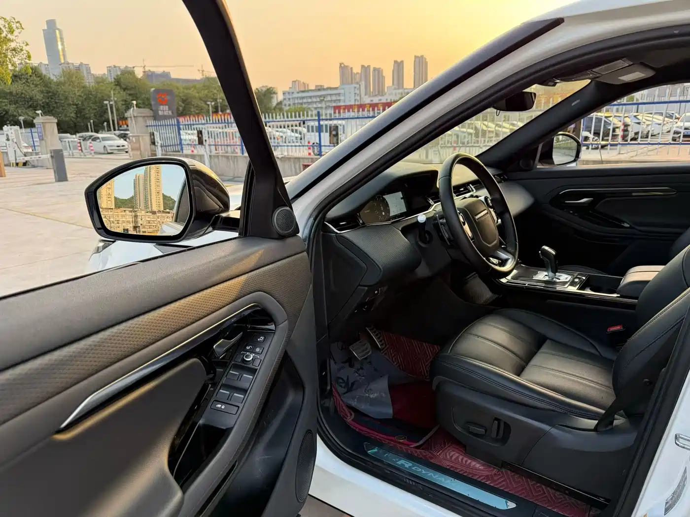 Land Rover Range Rover Evoque 2020 249PS R-DYNAMIC S Sport Edition фото 4