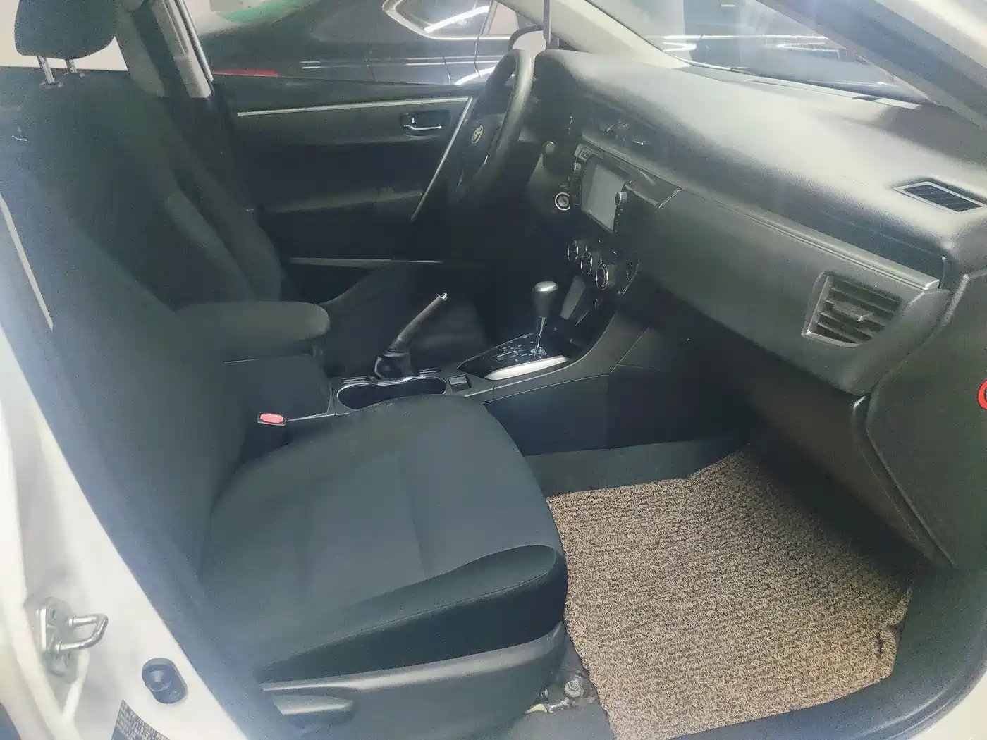 Toyota Corolla 2014 1.6L CVT GL-i фото 8
