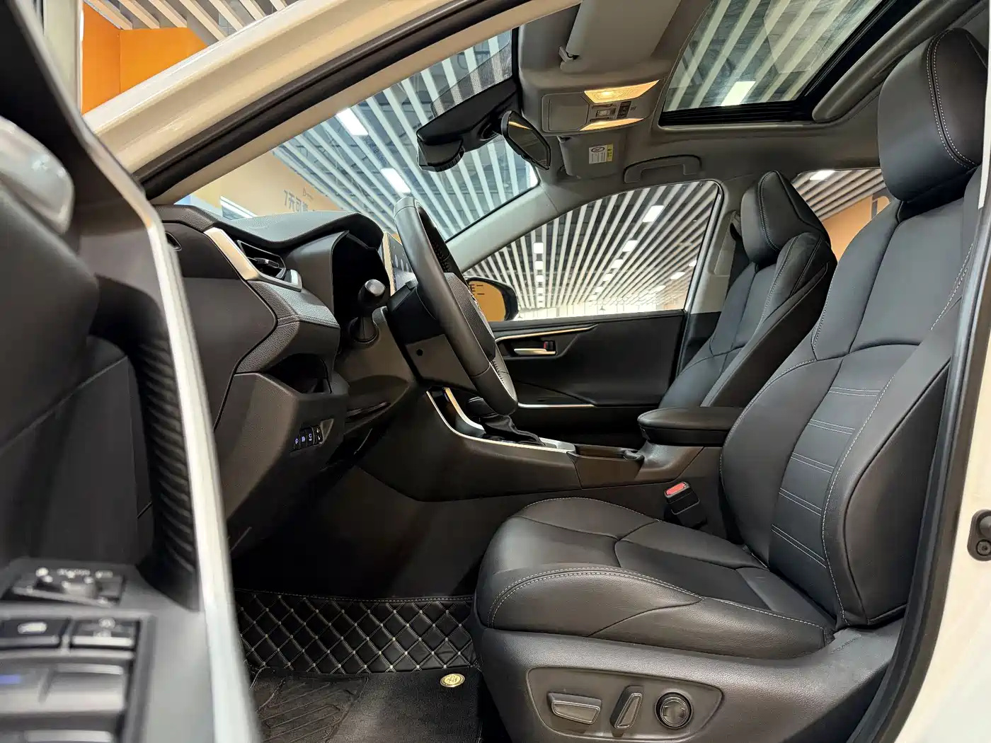 Toyota Wildlander 2022 2.0L CVT AWD Luxury Edition фото 6