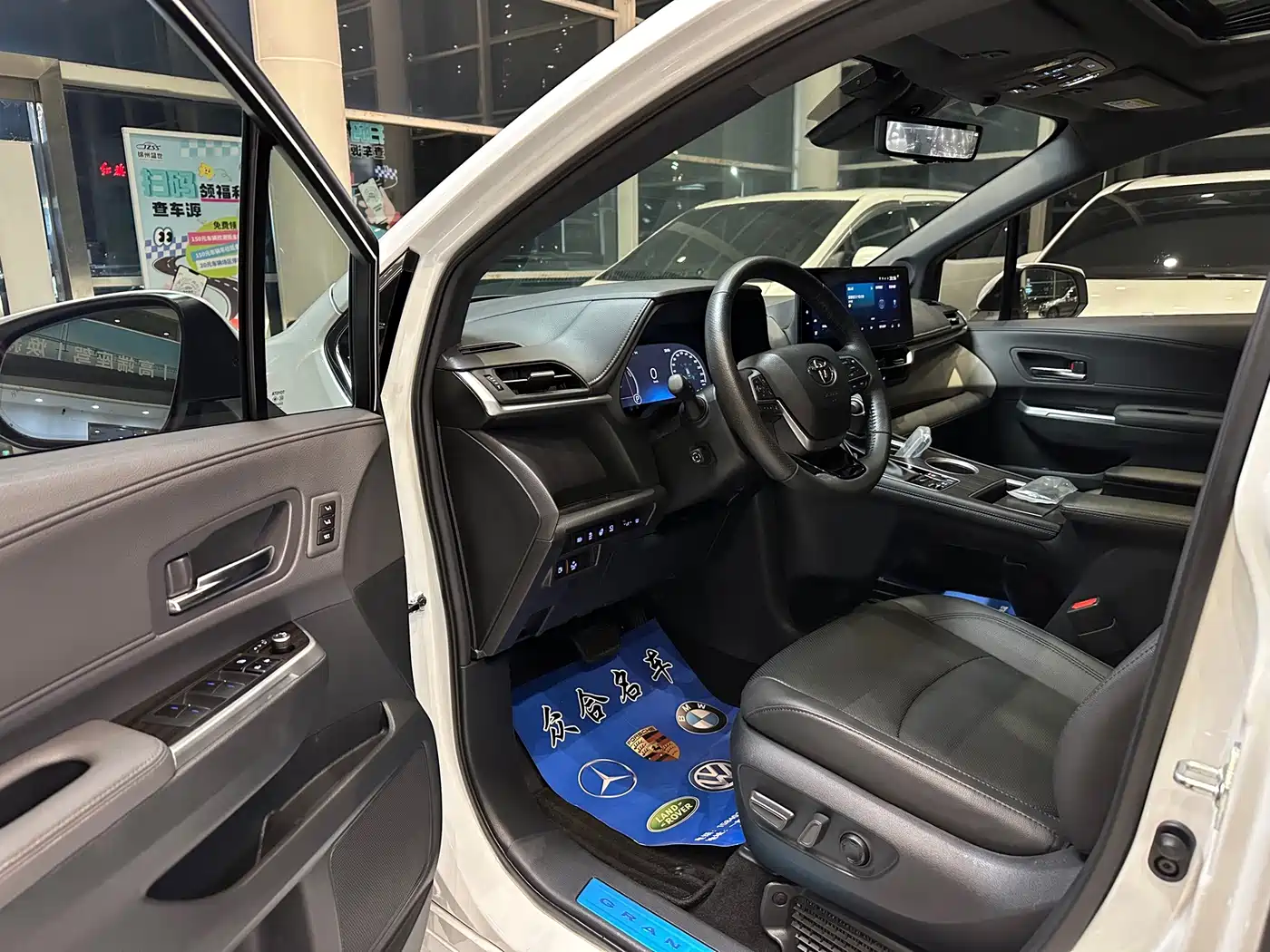 Toyota Granvia 2023 2022 Model Year 2.5L Hybrid Flagship Edition