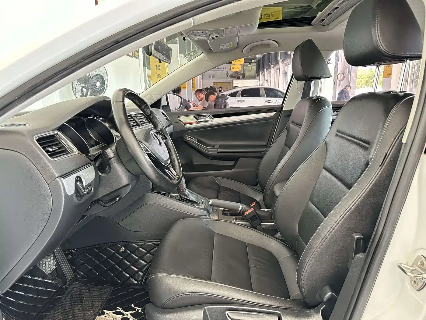 Volkswagen Sagitar 2018 280TSI DSG Spark Edition фото 4
