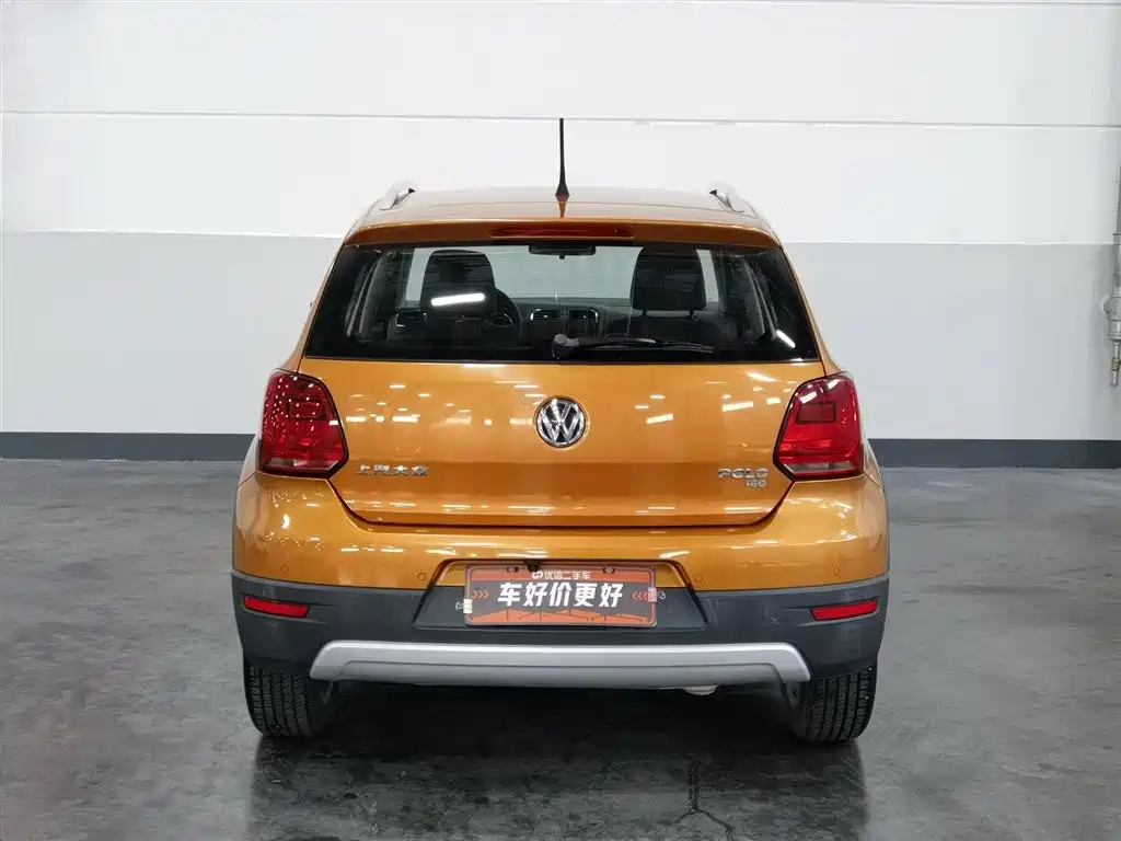 Volkswagen Polo 2016 1.6L Cross Polo Automatic фото 4
