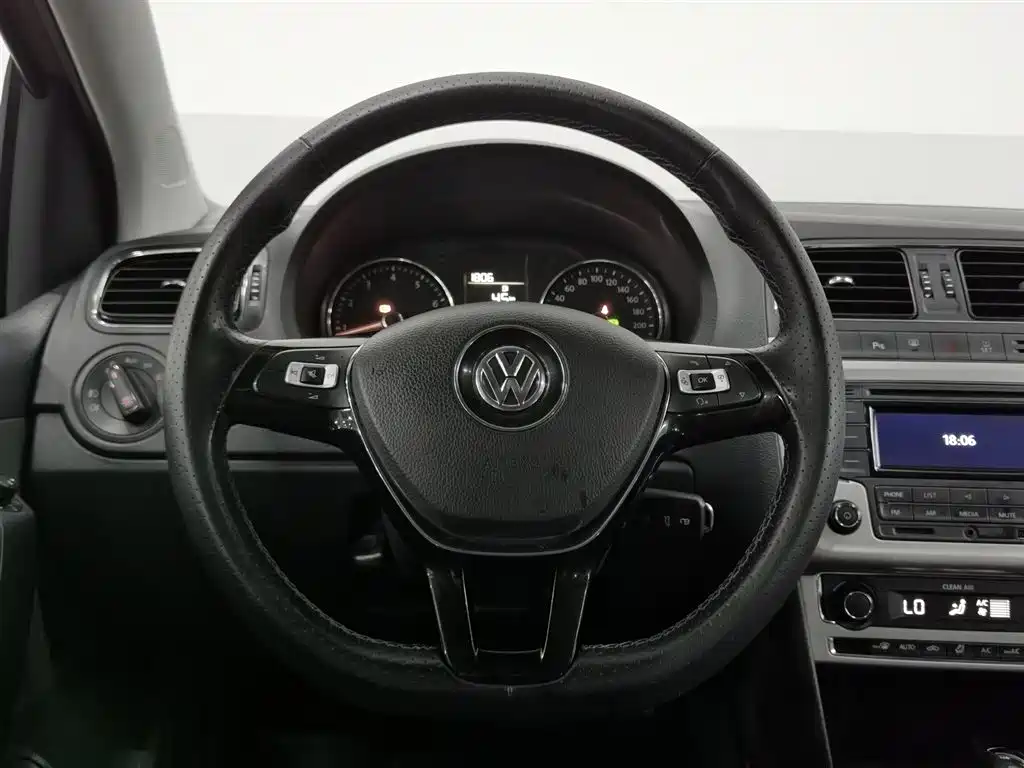 Volkswagen Polo 2016 1.6L Cross Polo Automatic фото 11