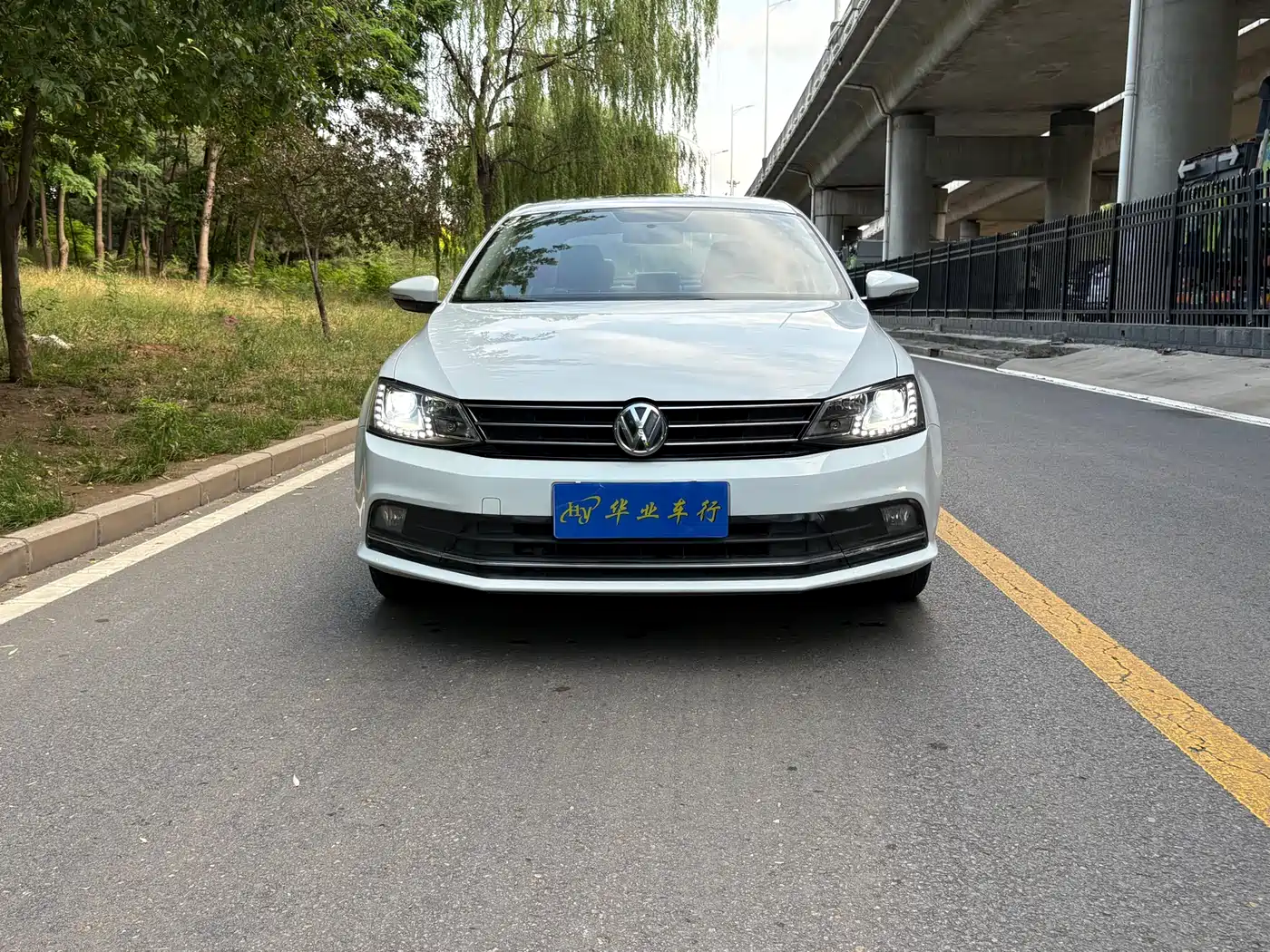 Volkswagen Sagitar 2015 230TSI Automatic Comfort фото 2