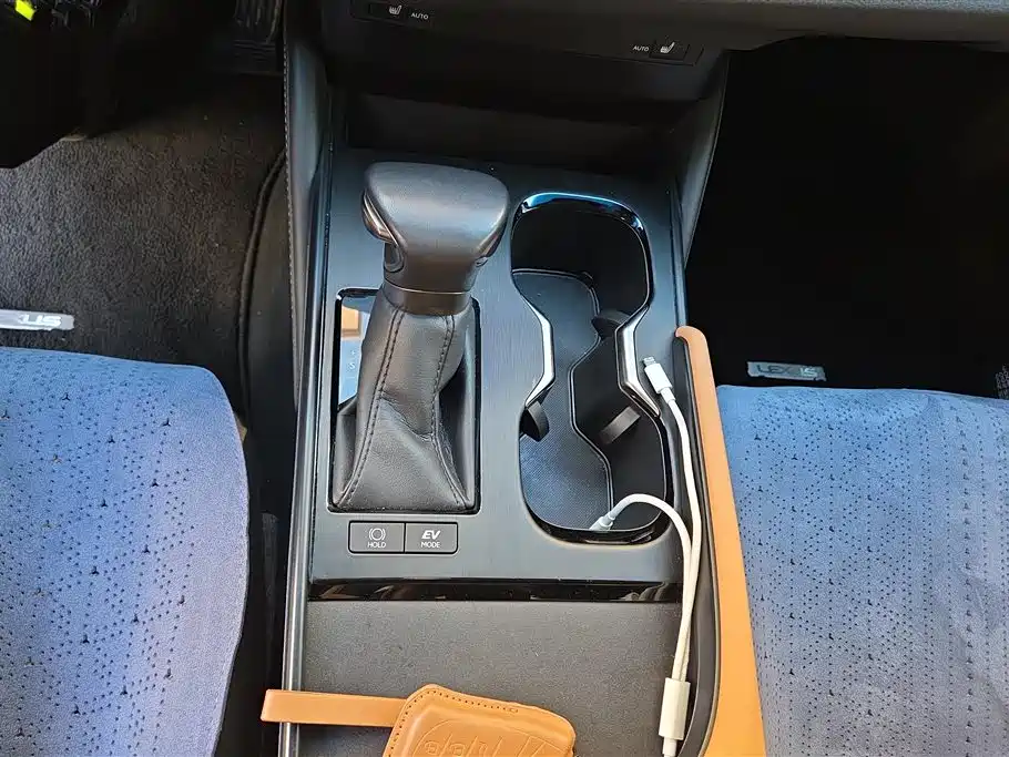 Lexus ES 2022 300h Excellence Edition фото 16