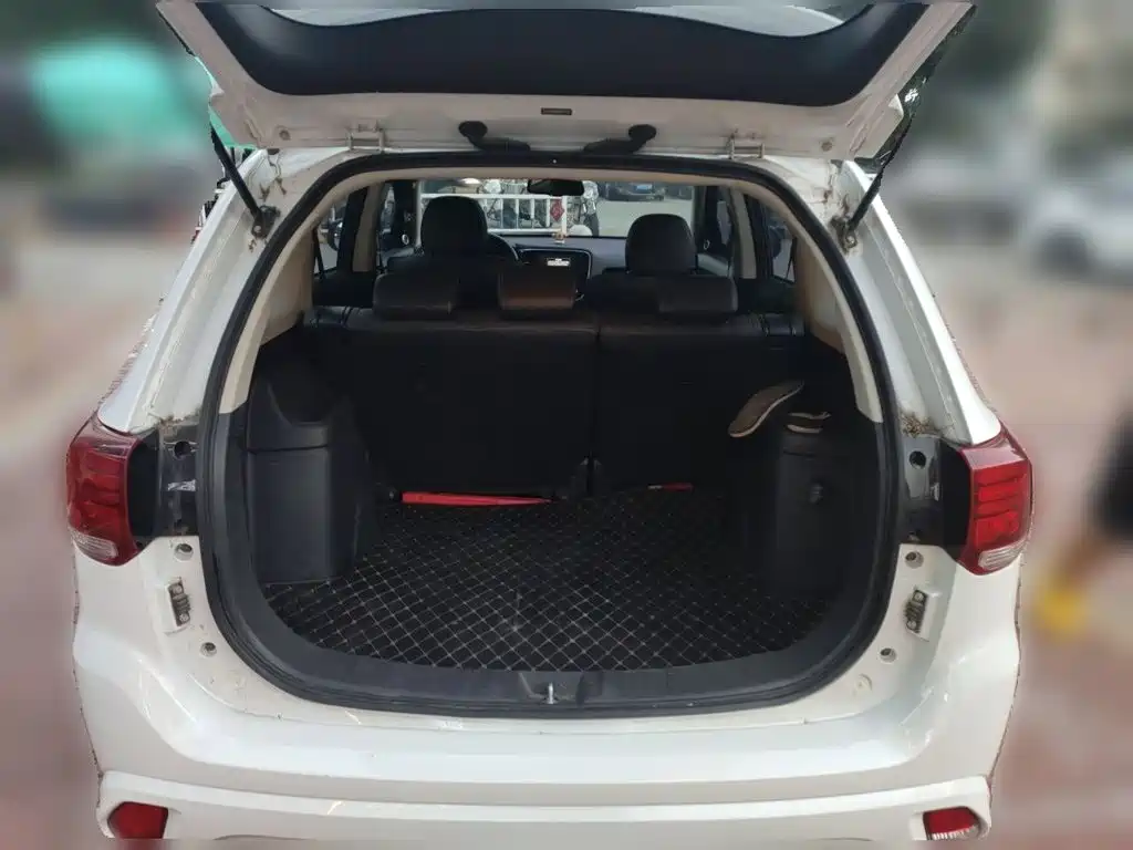 Photo 10 - Mitsubishi Outlander