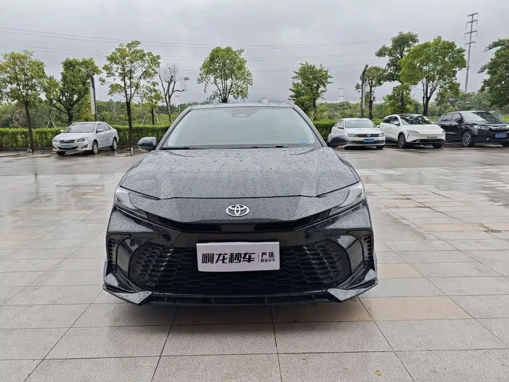 Фото 2 - Toyota Camry