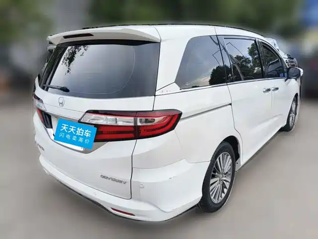 Honda Odyssey 2018 2.4L Luxury Edition — фото 2