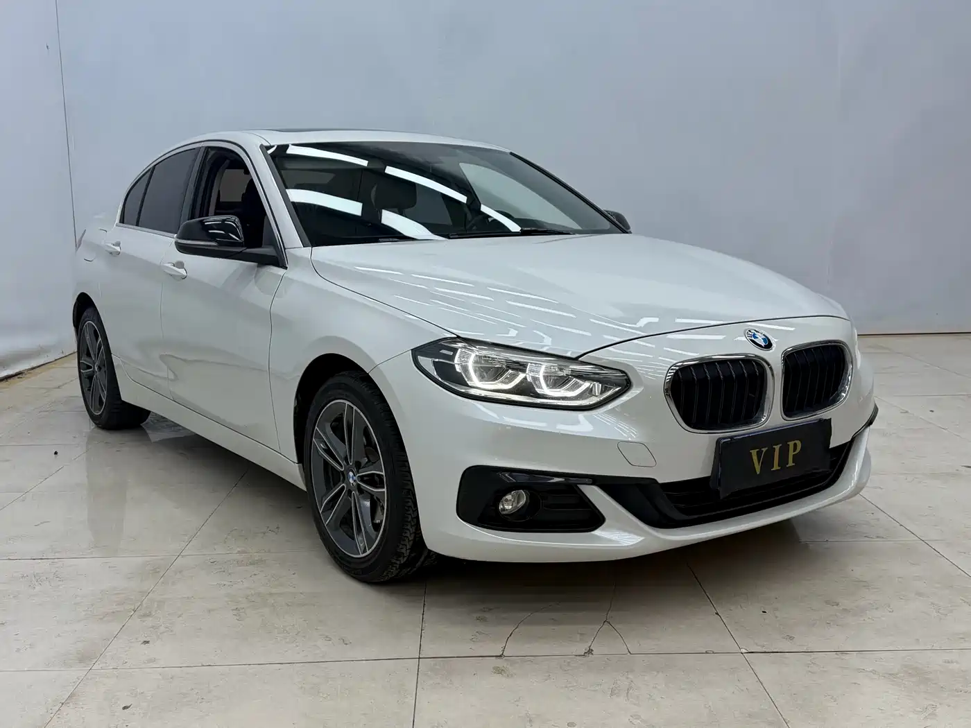 BMW 1 Series 2018 118i Sport Edition фото 3