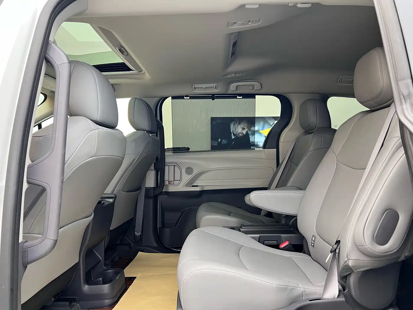 Toyota Granvia 2023 2.5L Hybrid Comfort Edition фото 9