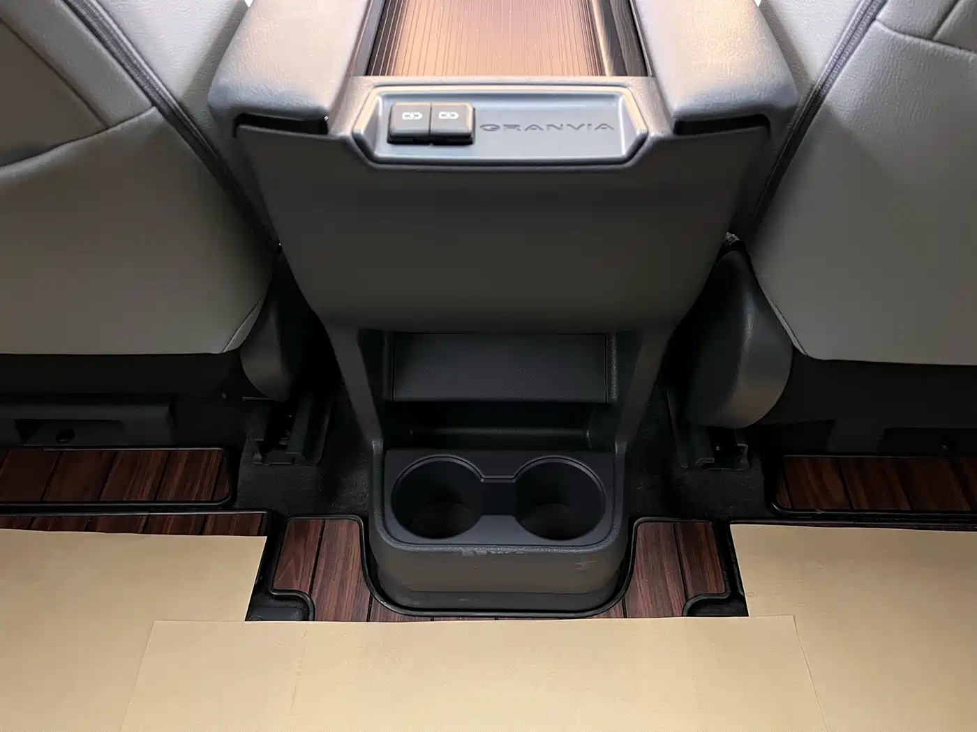 Toyota Granvia 2023 2.5L Hybrid Comfort Edition фото 23