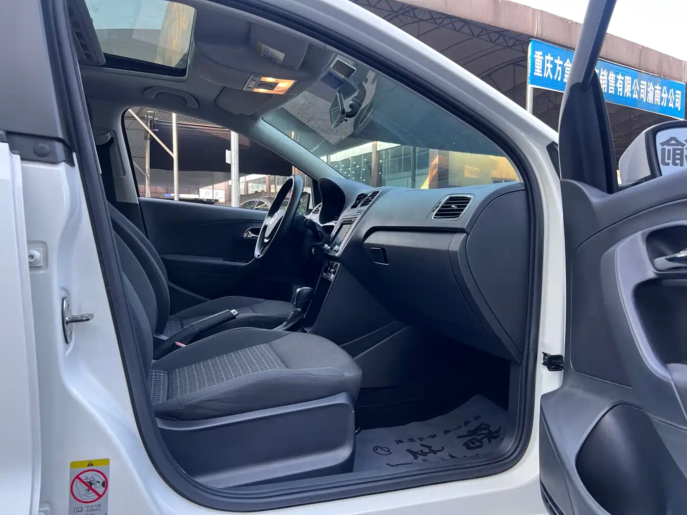 Volkswagen Polo 2016 1.6L Automatic Comfort фото 24