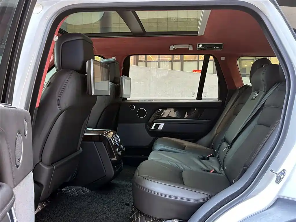 Land Rover Range Rover 2020 3.0 L6 Heritage Extended Edition фото 10