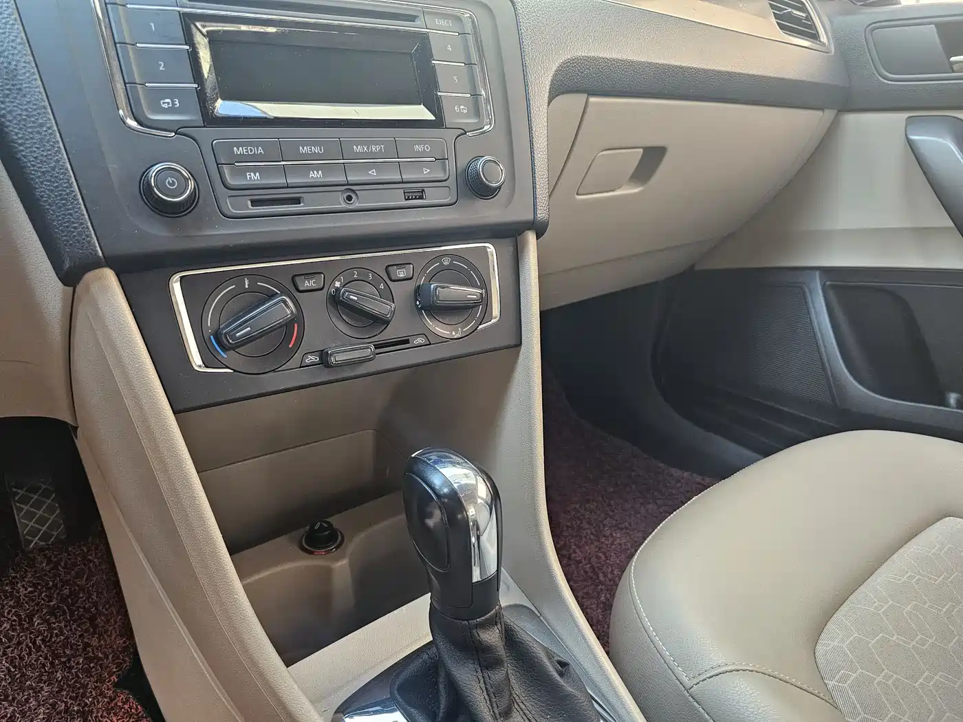 Volkswagen Santana 2015 1.6L Automatic Comfort Edition фото 7