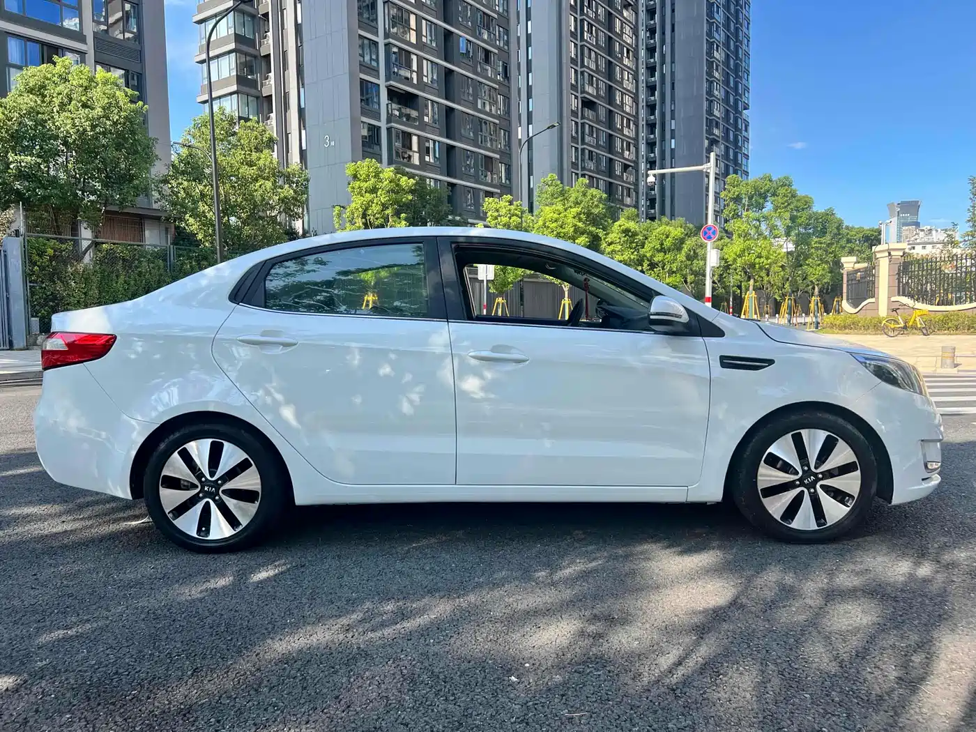 Kia K2 2012 Sedan 1.4L AT Premium ECO Commemorative Edition фото 4