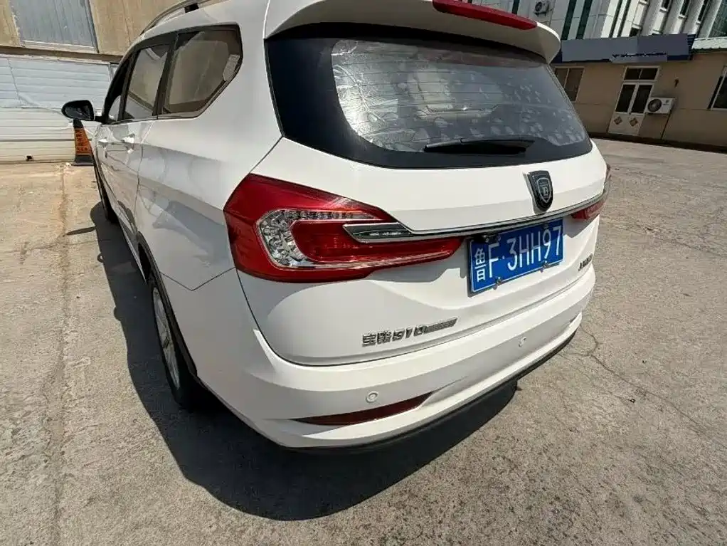 Baojun 310W 2018 2017 1.5L Manual Fashion Edition (China V)